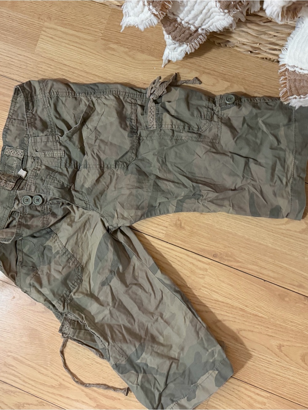 Vintage Y2K Hollister Olive Green Camo Capris Low waisted - Casual Utility Style